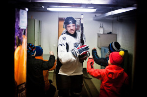 Harrastekiekkoilijan tähtihetki matkalla jäälle. Fanilauma heittämässä nyrkkejä ja pyytämässä mailaa Mikko Leinoselta. (kuva: Jussi Leinonen)