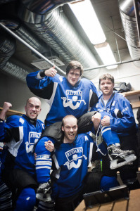 Ottelun kuningas Jouni Porsangerille muodostettiin joukkueen kapteeniston toimesta kunniatuoli. (kuva: Anssi Jokiranta)