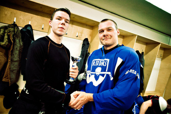 Huvilatien Hasek Jussi Holck pokkasi taas MVR-palkinnon Otso Alangolta. Holck pelaa niin hyvin, että organisaatio aikoo tehdä hänelle pokaalista oman kopion. (kuva: Jussi Leinonen)