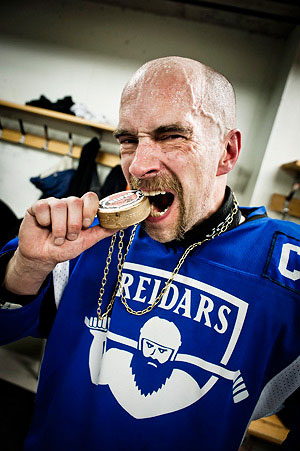 Kapteenin hampaissa Reipas Hernian lahjoittama kultainen kiekko (kuva: Jussi Leinonen)