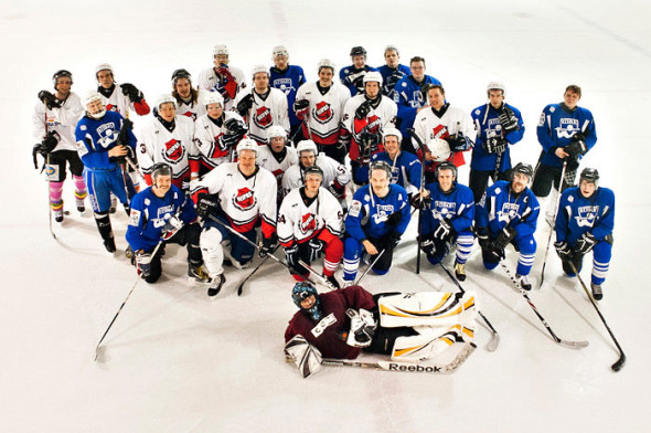 Joukkueet yhteiskuvassa pelin jälkeen (kuva: Mikko Vähätalo)