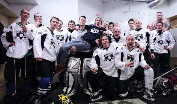 Joukkuekuva pelin jälkeen. Maalivahti Jussi Holckin sylissä Reidarsin toinen veskari Ilkka Kokko, joka vietti vapaa iltaa synttäreidensä kunniaksi. Kuva: Mikko Leinonen 