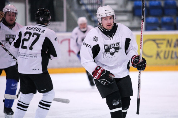 Etualalla molemmat Reidarsin maalit tehnyt Iisakki Kennilä, joka palkittiin myös pelin MVR-pokaalilla. Vasemmassa laidassa maalia tuulettamassa Jani Suopanki ja "Mikkola". Kuva: Mikko Leinonen.